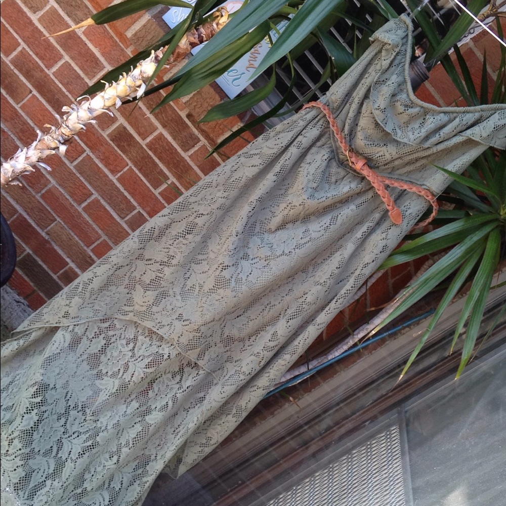 Dress strapless.  0012